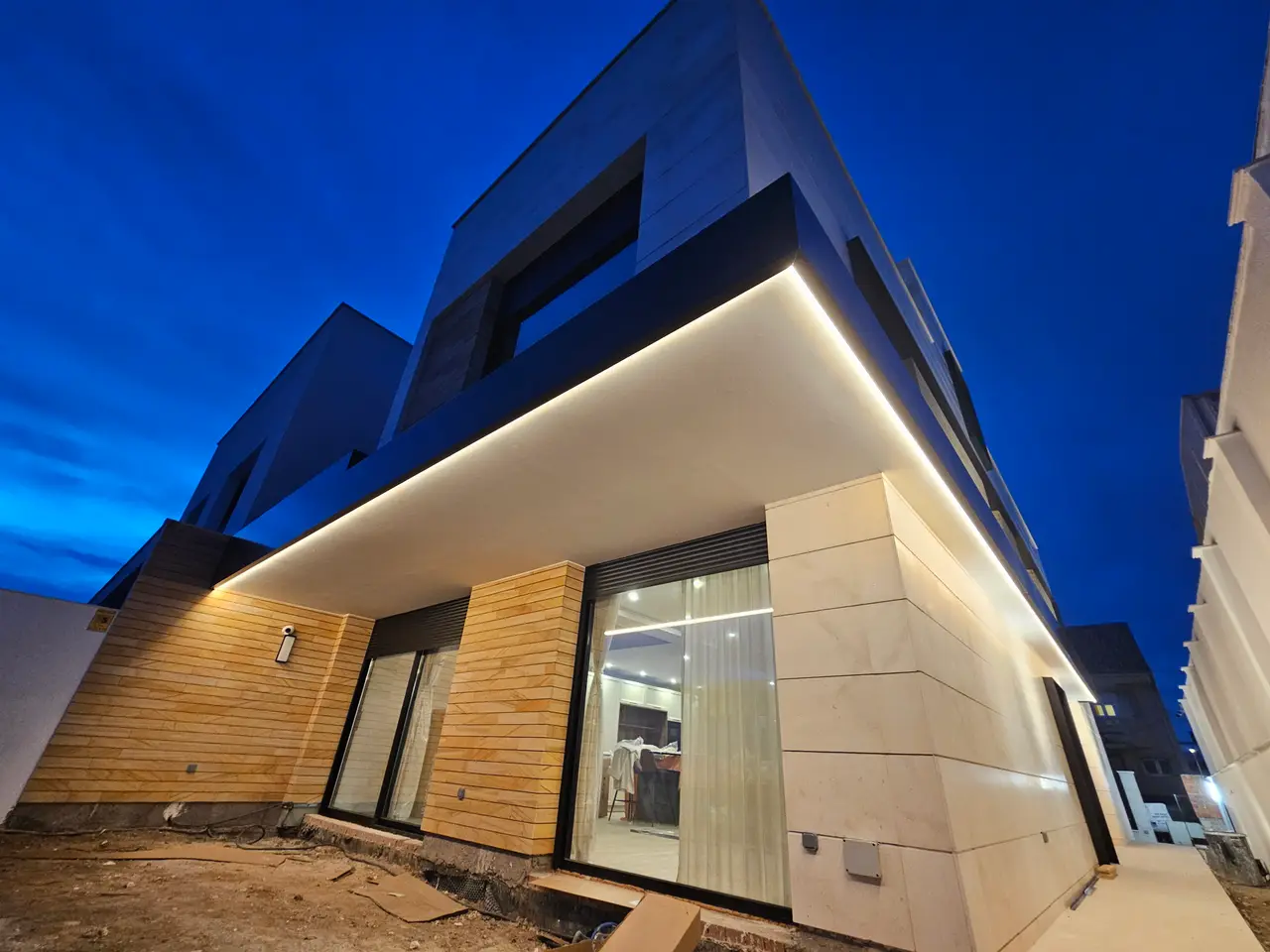 Vivienda unifamiliar iluminada al anochecer