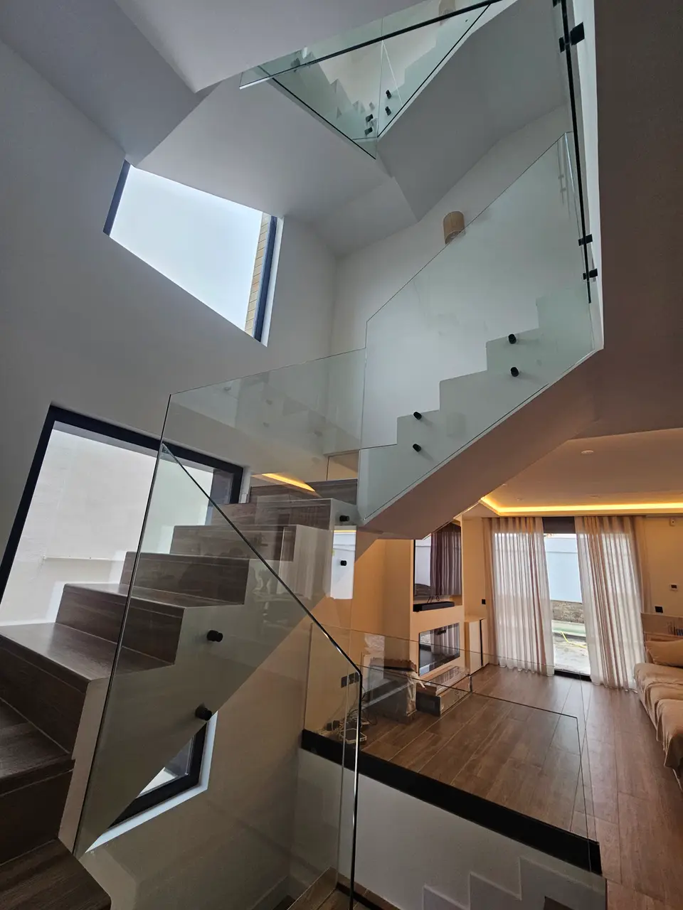 Viviendas pareadas con piscina: escalera