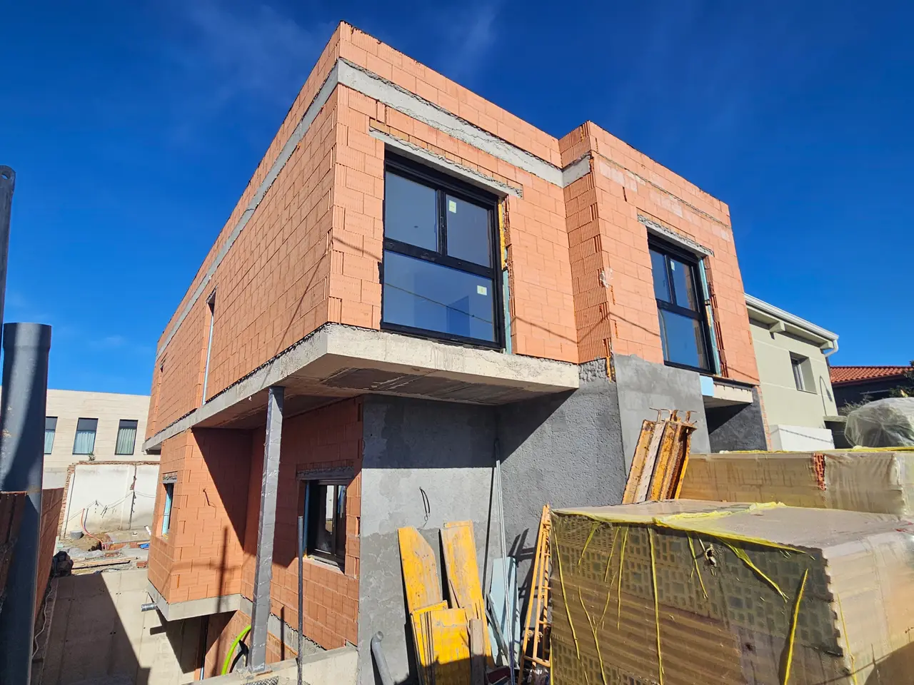 Vivienda en obra con las ventanas ya colocadas